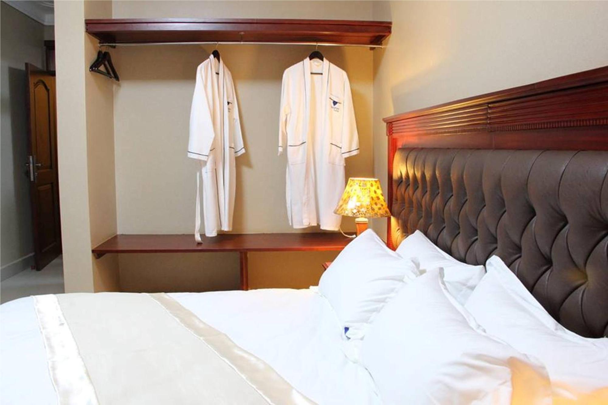 Sapphire Hotel Entebbe Kigo Kajansi Exterior photo